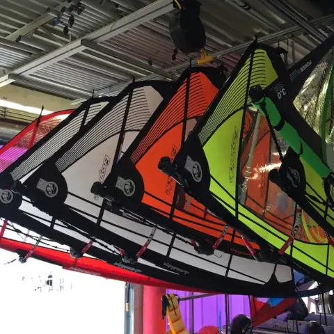 Voiles de planche à voile rangées dans le hangar