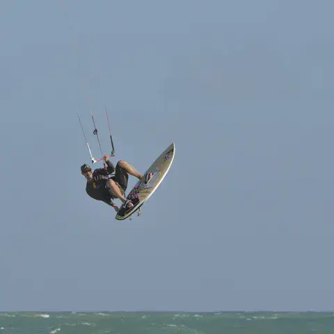 Kitesurfeur en plein saut au-dessus de l'eau