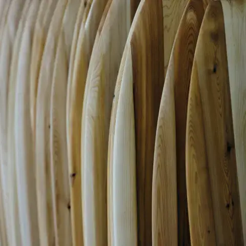 Planches en bois de cèdre alignées, vues de profil