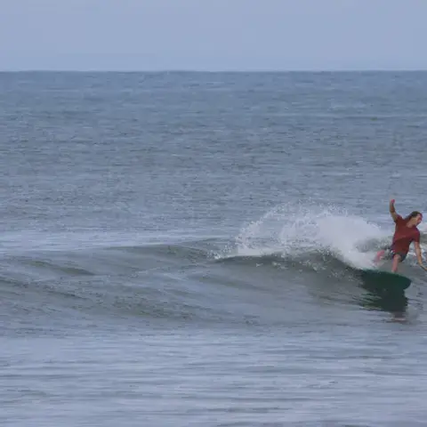 Surfeur sur une vague de l'Atlantique