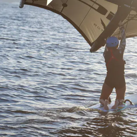 Rider de wing foil au crépuscule