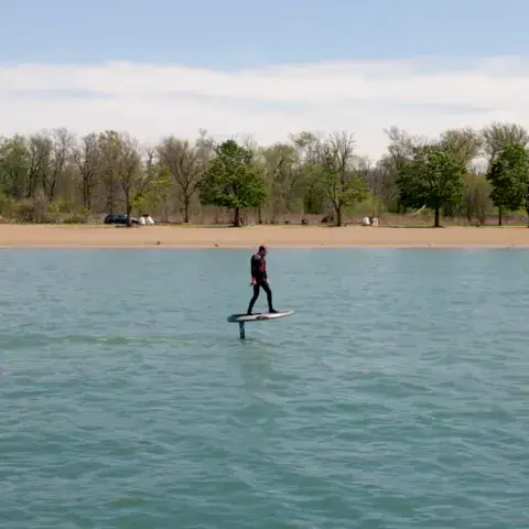 Rider d'e-foil sur un lac