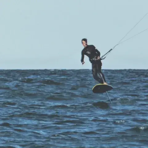 Rider de kite foil sur l'eau