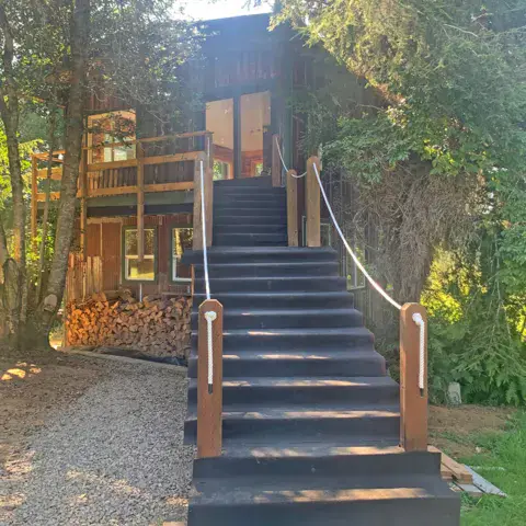 Bâtiment en bois de la propriété qui accueille les week-ends de surf