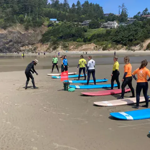 Cours de surf en groupe sur la plage