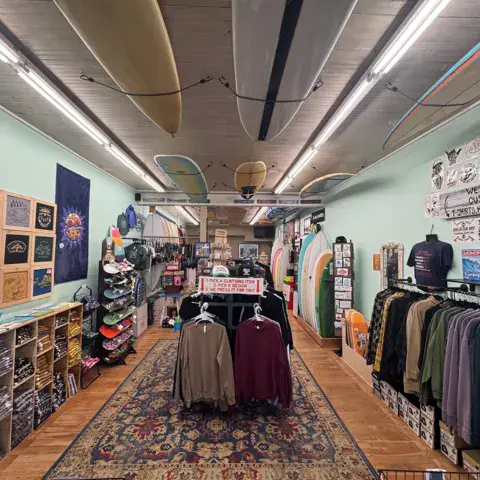 Intérieur du magasin, planches suspendues au plafond