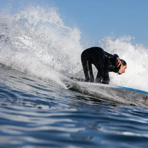 Surfeur sur une vague
