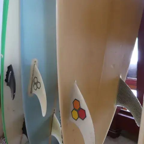 Planches de surf et ailerons