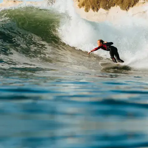 Surfeur sur une vague