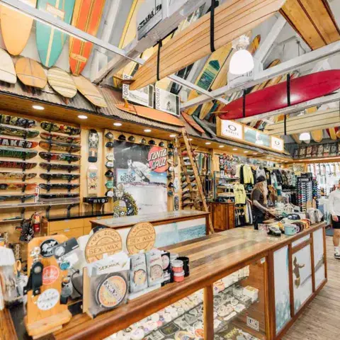 Planches et vitrines du magasin