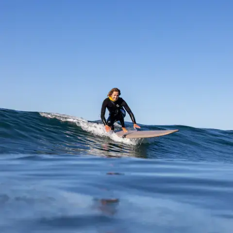 Surfeuse sur une vague