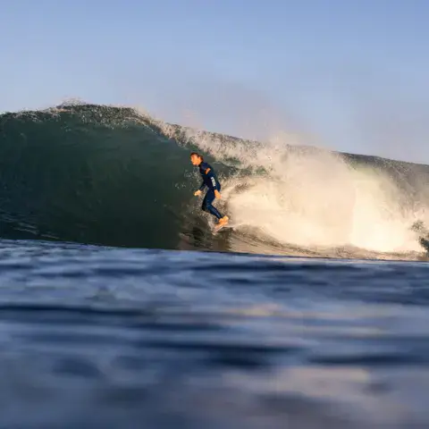 Surf dans une vague creuse