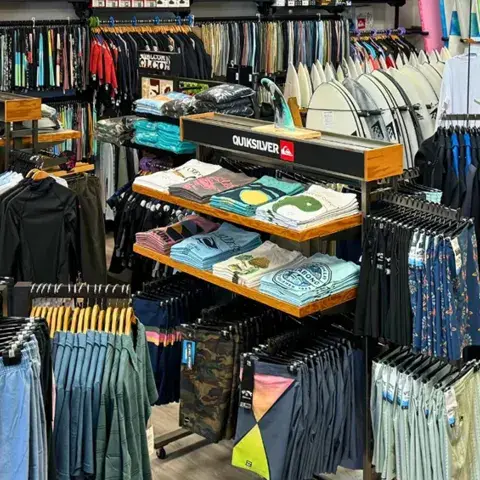 Intérieur du magasin : vêtements, combinaisons et planches