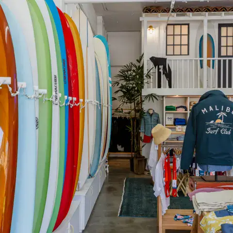 Le rayon planches et vêtements de la boutique