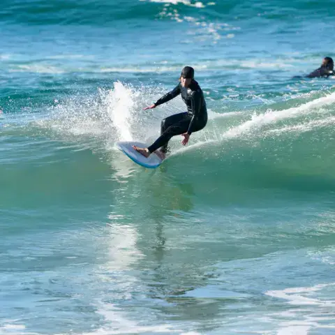 Une surfeuse sur une vague