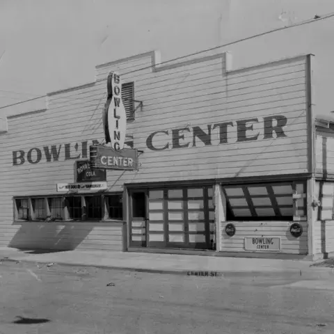 Photo d'archive du Folly Bowling Center, où le magasin a ouvert en 1965