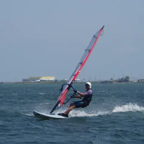 Windsurf par vent soutenu