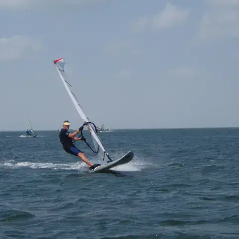 Planche à voile sur le plan d'eau