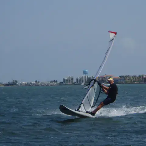 Windsurfeur devant le front de mer