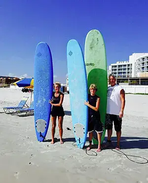 Intérieur du magasin : planches de surf, combinaisons et accessoires