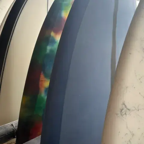 Planches rangées en rayon