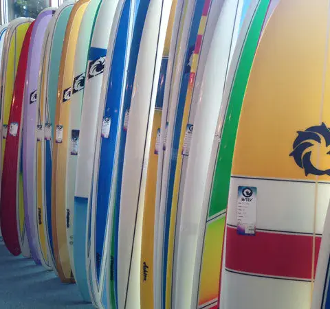 Surfs rangés dans le magasin
