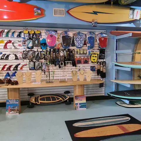 Rayon de planches et d'accessoires à l'intérieur du magasin