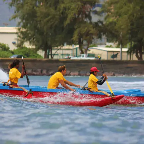 Pirogue à balancier dans la baie de Kalapaki