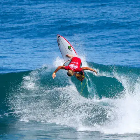 Surfeur dans une vague