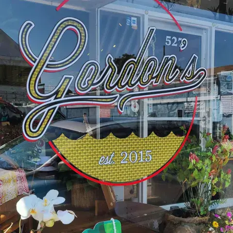 L'enseigne peinte sur la vitrine du magasin