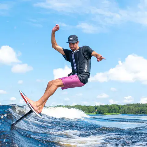 Rider en foil sur une vague