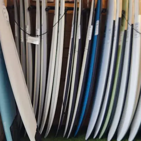 Planches de surf rangées dans le magasin