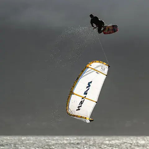 Kitesurfeur en saut