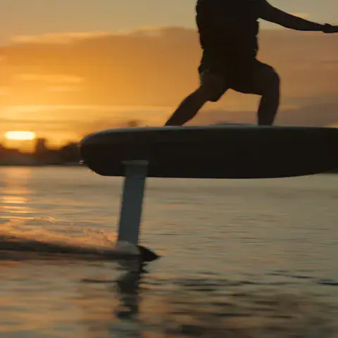 Rider en foil au coucher du soleil