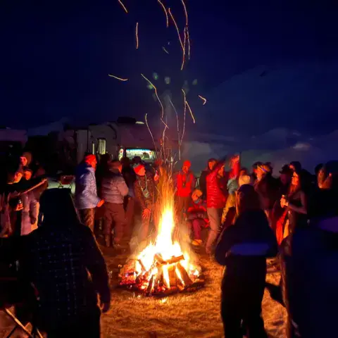 Soirée autour d'un feu de camp