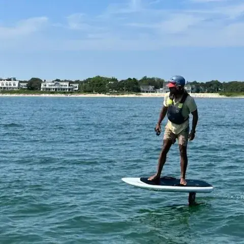 Rider en foil, debout sur sa planche