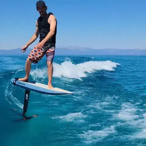 Pratiquant de foil sur sa planche
