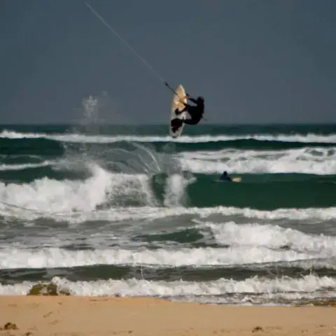 Kitesurfeur en plein saut au-dessus des vagues