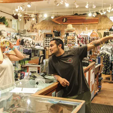 Vendeur et cliente au comptoir du magasin