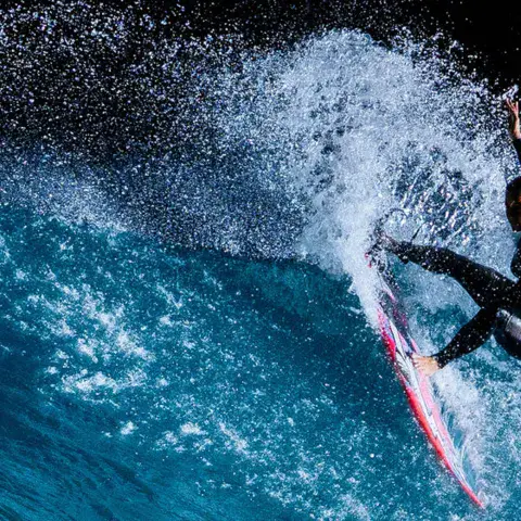 Surfeur sur une vague de nuit