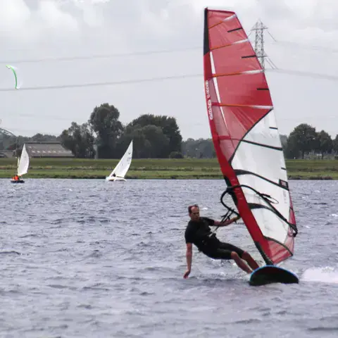 Windsurfeur sur le plan d'eau