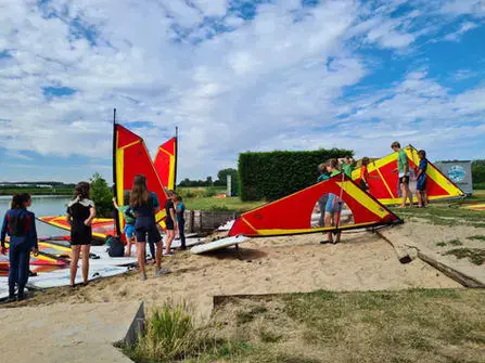 Voiles de windsurf sur la plage du club