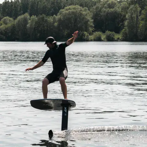 Rider sur une planche à foil