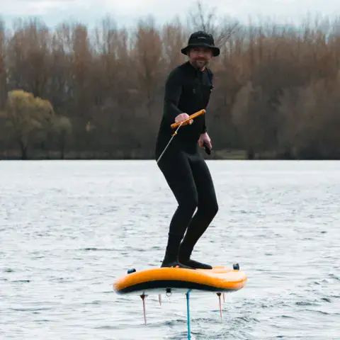 E-foil en vol au-dessus de l'eau
