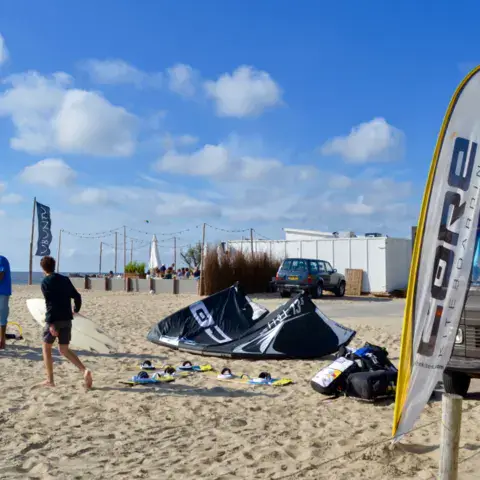 Préparation d'un cours de kitesurf sur la plage