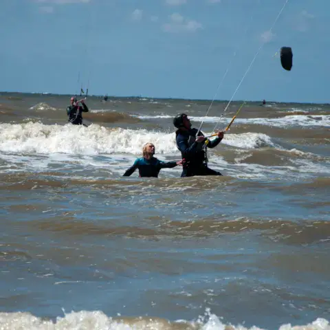 Élèves en cours de kitesurf dans l'eau