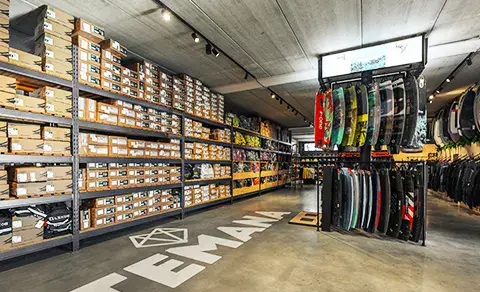 Rayons de planches et de combinaisons dans le magasin
