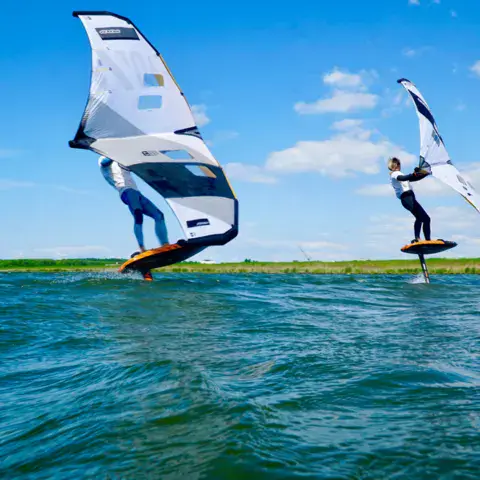 Deux wingfoileurs sur le plan d'eau