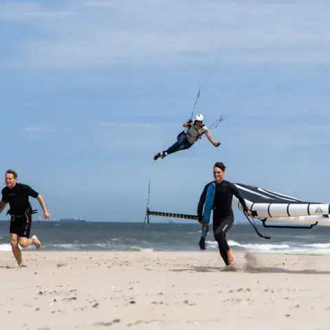 Session de wing foil et de kitesurf sur la plage