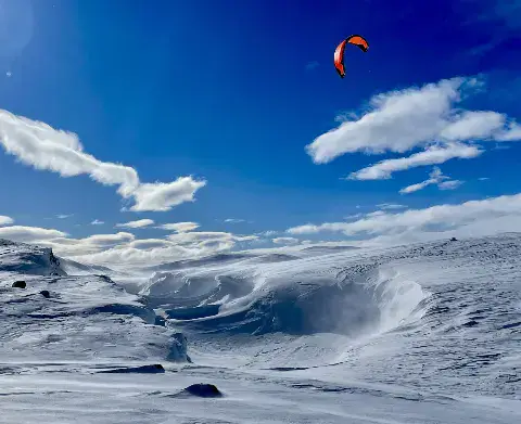 Snowkite sur un plateau enneigé